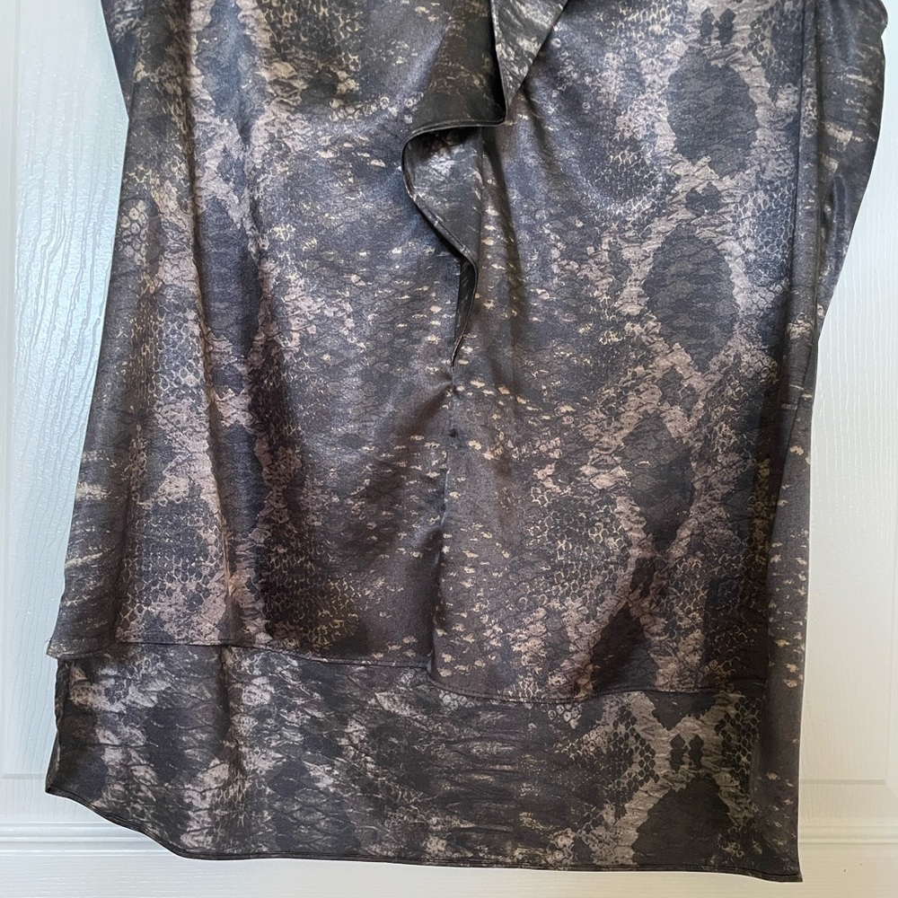Tahari shell. Size Medium. - Picture 4 of 11